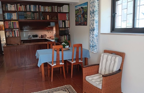 Sintra House | House in quiet area of housing. But close to the center.