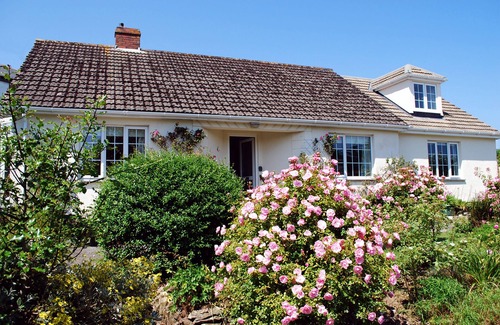 Manaccan House | House in quiet village, close to Helford River, 4 Bedrooms 3 Bathrooms Sleeps 8
