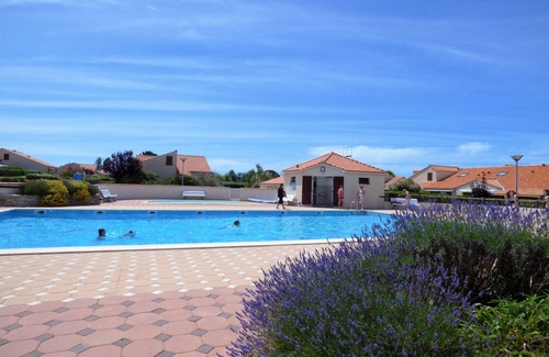 Brem Sur Mer House | House in residence with swimming pool, 900m from the sea.