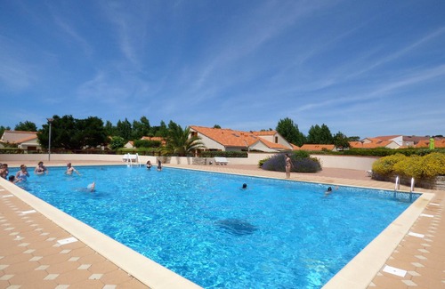 Brem Sur Mer House | House in residence with swimming pool, 900m from the sea.