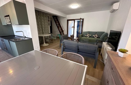 Almadraba-Canyelles Ski Chalet | House in Roses with communal pool AV-51