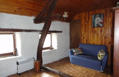 Vebre House | House in small mountain village by the river