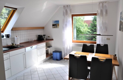 Detern Apartment | House in the green upper floor