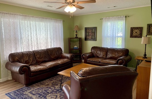 Prairie Grove House | “House In The Grove” Private, comfortable, squeaky clean!