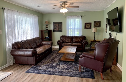 Prairie Grove House | “House In The Grove” Private, comfortable, squeaky clean!
