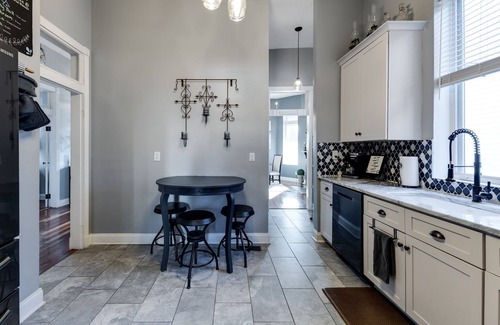 Edgehill House | House in the Heart of Music Row: Gulch, Midtown, Vandy, Belmont, & Broadway.