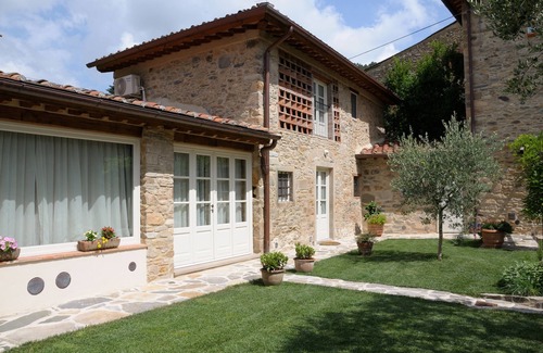 Sant'Andrea di Compito House | House in the village near Lucca