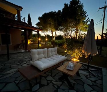 Mavromati Apartment | House in the Woods