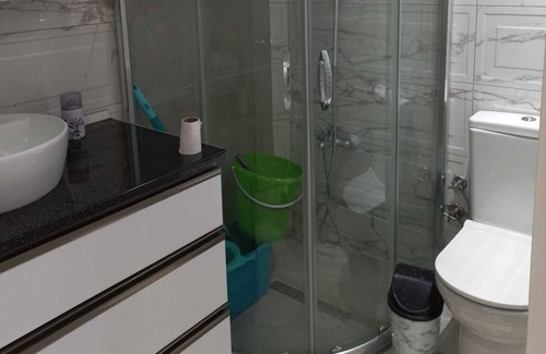 Bayramoglu Mahallesi Apartment | House is with a terrace and a fireplace -just 5 minutes away from the sea