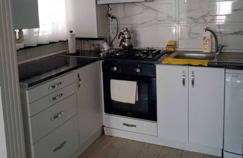 Bayramoglu Mahallesi Apartment | House is with a terrace and a fireplace -just 5 minutes away from the sea