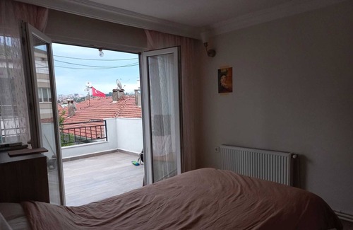 Bayramoglu Mahallesi Apartment | House is with a terrace and a fireplace -just 5 minutes away from the sea