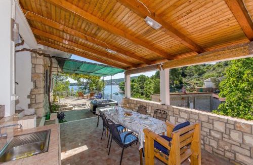 Necujam House | House Isabella
