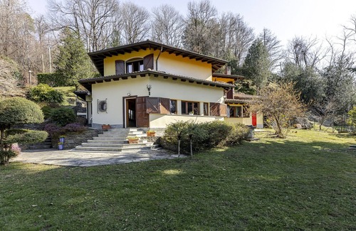 Montegrino Valtravaglia Villa | House in the woods