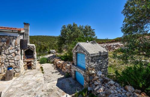 Nevidane House | House Jonathan