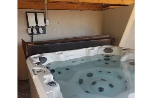 Lambton Ski Chalet | House lake St-François, Billiards, Spa, Wood-burning fireplace.