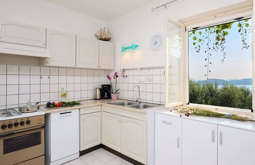 Brsecine House | House Lilla with Private Hot Tub
