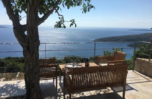 Ustrine House | House Medea