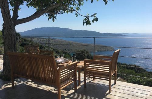 Ustrine House | House Medea