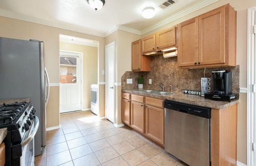 Humble House | House Near IAH Airport - 3BD, 2Bath w/Parking