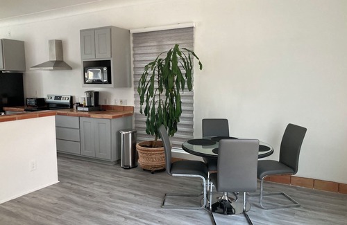 Travis Heights House | House near SOCO, ACL,SXSW,downtown,WiFi, AC, kitchen,washer,dryer, river,views.