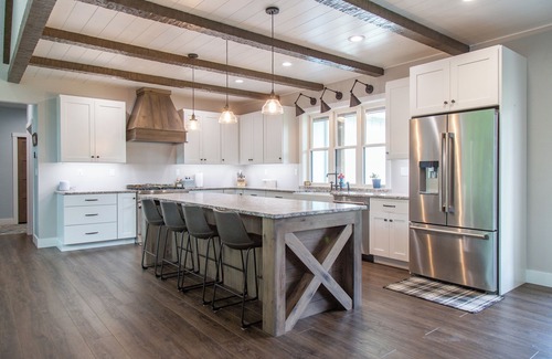 Plymouth House | House Neighboring Road America and the Mullet River