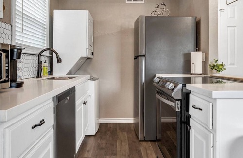 College Station Apartment | House-O-Blues: First Floor, Walk to A&M, King Beds