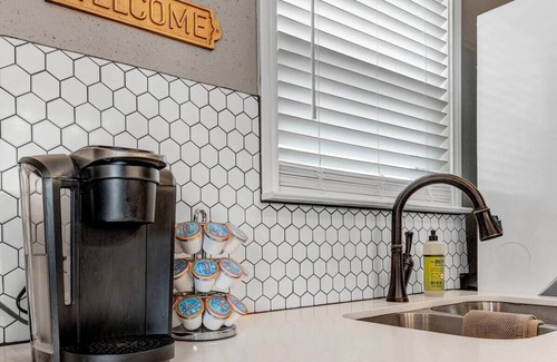 College Station Apartment | House-O-Blues: First Floor, Walk to A&M, King Beds