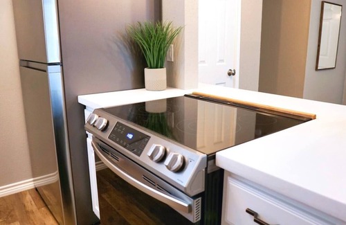 College Station Apartment | House-O-Blues: First Floor, Walk to A&M, King Beds