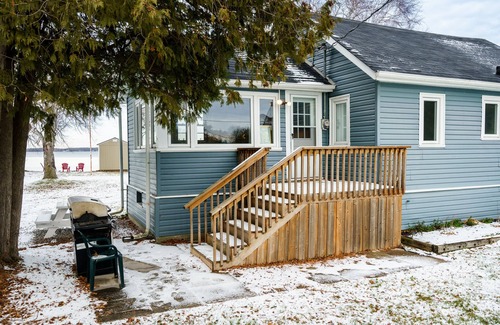 Virginia Cottage | House of happiness!nCozy Waterfront cottage.nSummer & winter lake activities!n