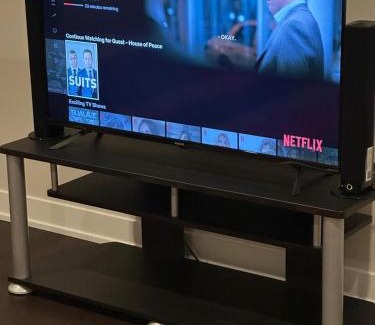 Ottawa Division Apartment | House of Peace - Includes Wi-Fi, Netflix