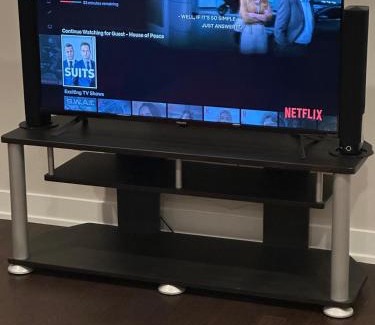 Ottawa Division Apartment | House of Peace - Includes Wi-Fi, Netflix