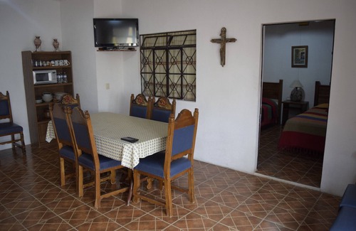 Centro House | HOUSE OF THE CROSS IN THE HEART OF TEQUISQUIAPAN