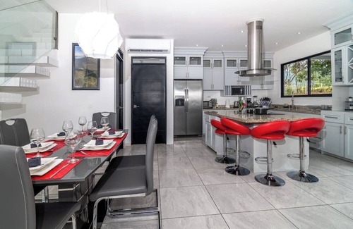 La Fortuna Villa | House of Views w/King Bed + Volcano View