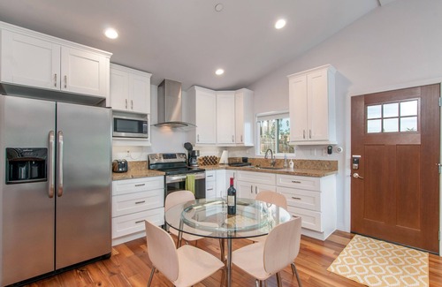Mount Helix House | House on a Hill w/Gorgeous Views! Comfy King Bed, Full Kitchen, Wifi