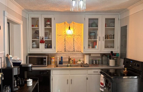 Penrod House | House on Lake Malone 200ft waterfront No Cleaning/Pet fees Across from Marina
