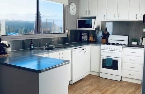 Port Campbell House | House on the hill. Spectacular Port bay views!
