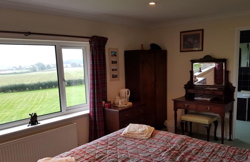 Ringstead Bed & Breakfast | House On The Hill B&B