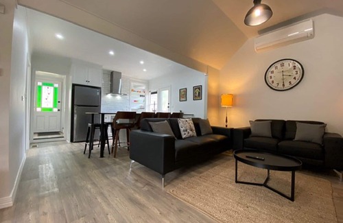 Creswick House | House on the Hill, Pet Friendly Cottage