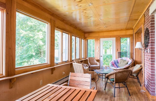 Coxsackie House | House on the Hudson River Beach