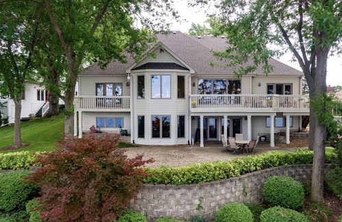 Lake Villa House | House on the lake
