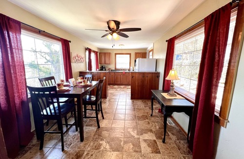 Branson Cottage | "House on the Rock" Romantic Cottage Getaway w/Hot Tub and Fireplace!