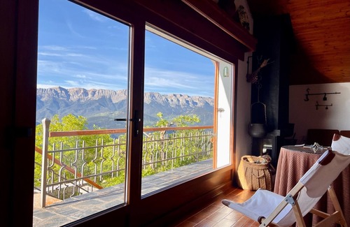 Lles House | House overlooking the Cadí-Moixeró massif, traditional from the 70s with magical