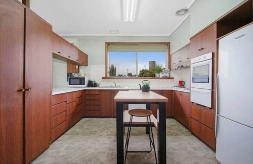 Yarrawonga House | House overlooking Lake with private jetty, 2 min walk to Yarrawonga main street
