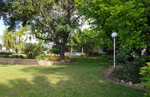 Yarrawonga House | House overlooking Lake with private jetty, 2 min walk to Yarrawonga main street
