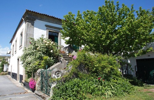 Santa Marta de Penaguiao House | House at the Bottom of the Village