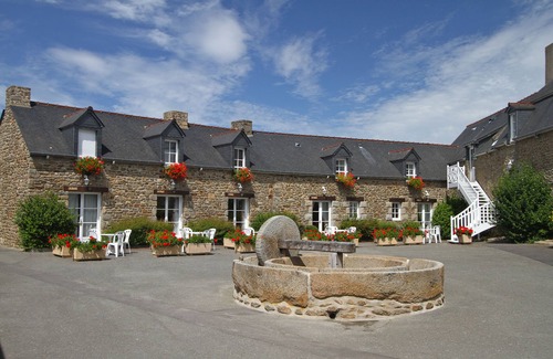 Saint-Jouan-des-Guerets House | House surrounded by flowers and greenery
