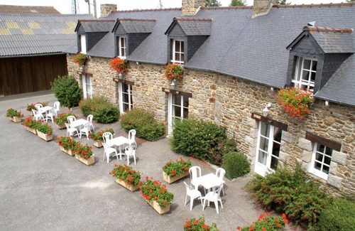 Saint-Jouan-des-Guerets House | House surrounded by flowers and greenery