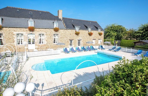Saint-Jouan-des-Guerets House | House surrounded by flowers and greenery
