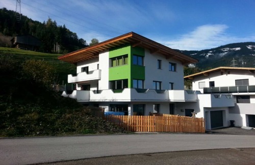 Emberg Apartment | House Sabrina -Garconniere! Only 300m from the Hochzillertal/Kaltenbach valley run!