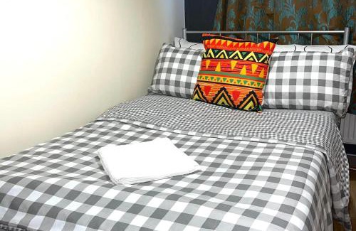 Havering Park House | House - Sleeps 10 - Garden - Parking